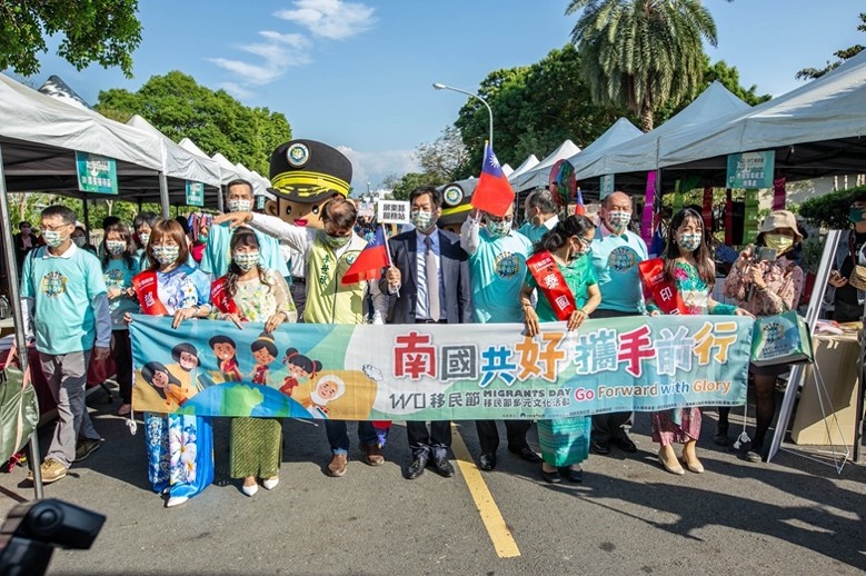 Huyện trưởng Phan Mạnh An nhiệt liệt chào đón Thứ trưởng Trần Tông Ngạn, Giám đốc Sở Di dân Chung Cảnh Côn cũng như các vị khách quý đã nhiệt tình đến tham dự Ngày hội Di dân 2021 tại Bình Đông. (Nguồn ảnh: Sở Di dân)
